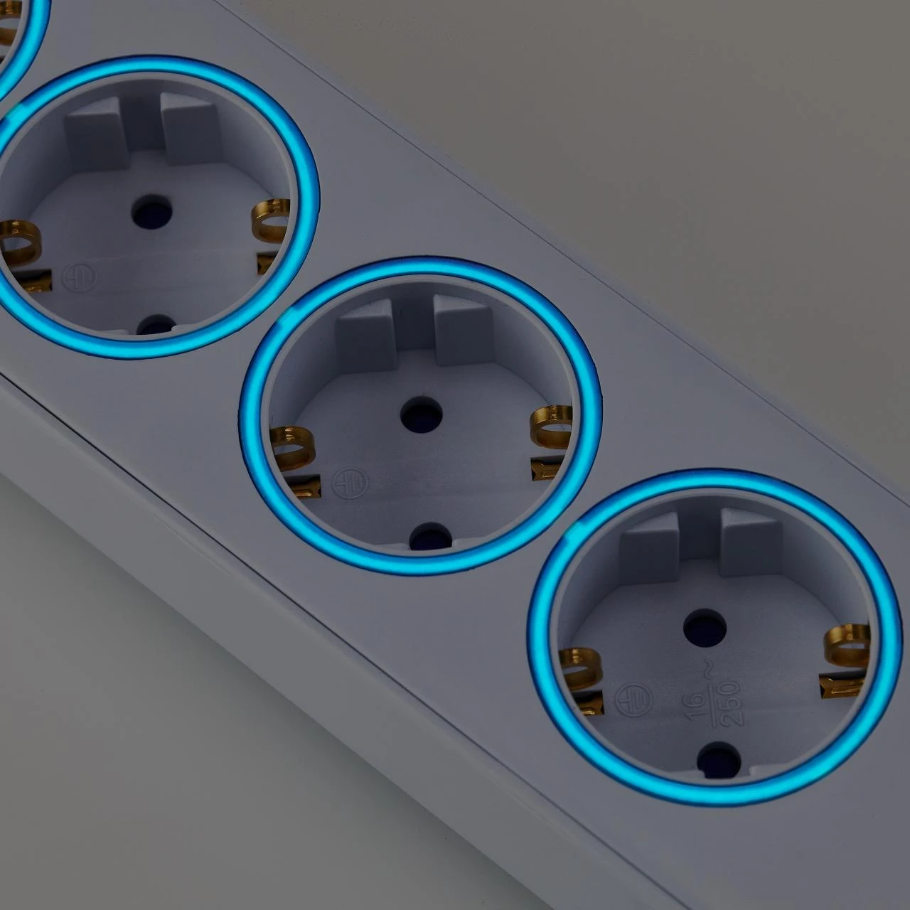 Blaupunkt Steckdosenleiste, 6-fach, 2m 5 Blaupunkt Steckdosenleiste, 6-fach, 2m – Bild 3